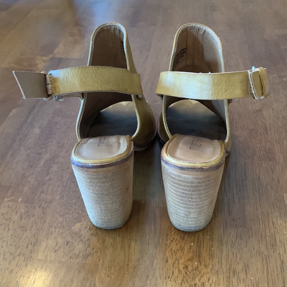 THERAPY tan peep toe sandal. - Picture 2 of 7